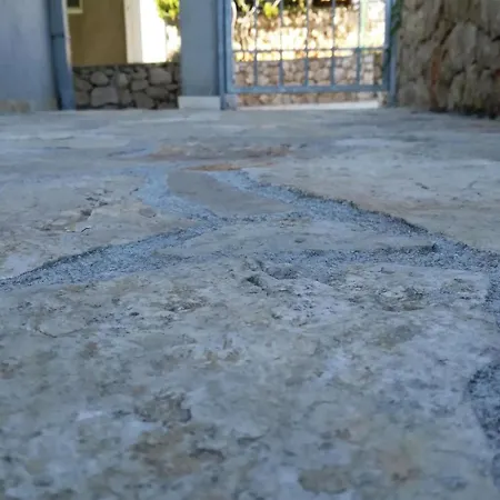 Mit Ueberdachter Terrasse By Interhome