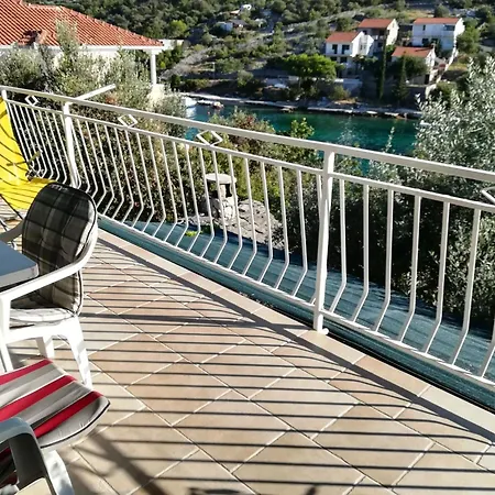 公寓 Mit Ueberdachter Terrasse By Interhome