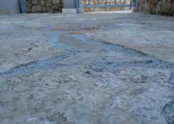 Mit Ueberdachter Terrasse By Interhome